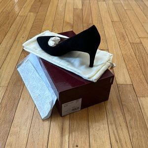 NIB Taryn Rose suede heels